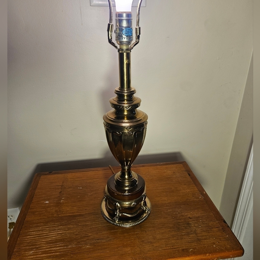 Vintage Rembrant wood & brass table lamp 1989. - Picture 3 of 12